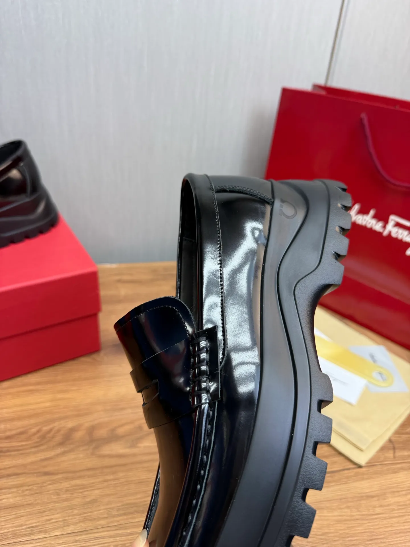Men's shoes 💰880💰 Ferragamo. [Ferragamo] Men's Loaf leather shoes, the latest hot style, 1:1 original purchase quality, top quality, imported open-edge beaded cowhide leather on the upper, hand-made three-dimensional stitching highlights the round toe design, the inner feet are made of imported cowhide, with original wear-resistant rubber outsole, matching code 39-44, (38, 45 custom-made, non-refundable)